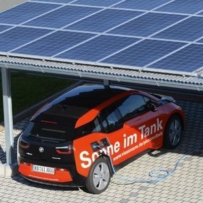 auto v solární nabíjecí stanici